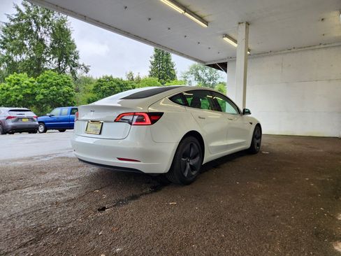 Used 2020 Tesla Model 3 Standard Range Plus RWD image 3