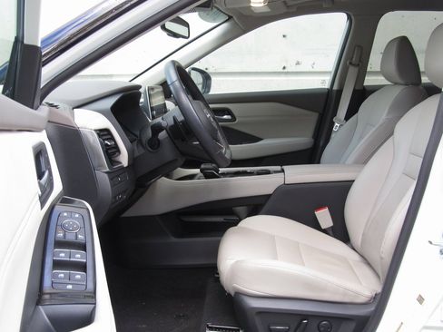 Used 2023 Nissan Rogue SL image 10