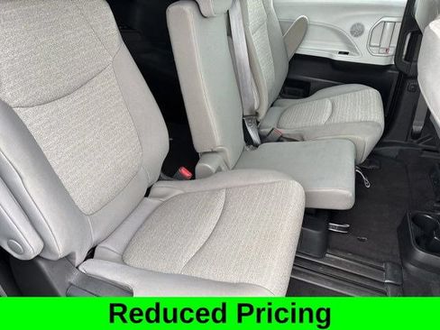 Used 2025 Toyota Sienna LE FWD image 31