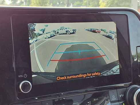 Used 2023 Toyota Highlander XLE FWD image 8