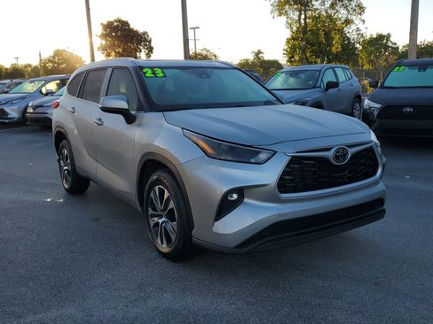 Used 2023 Toyota Highlander XLE image 3