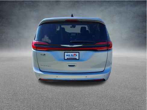 Used 2023 Chrysler Pacifica Touring-L FWD image 7