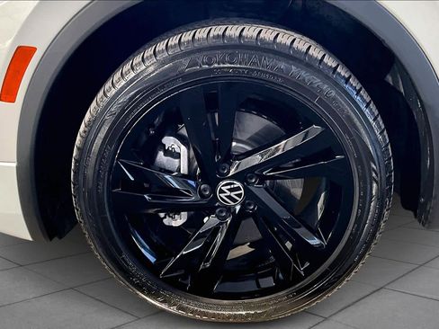 Used 2023 Volkswagen Tiguan SE R-Line image 10