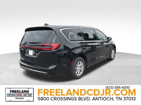 New 2027 Chrysler Pacifica Select FWD image 3