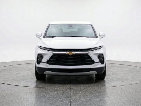 Used 2025 Chevrolet Blazer LT FWD image 2