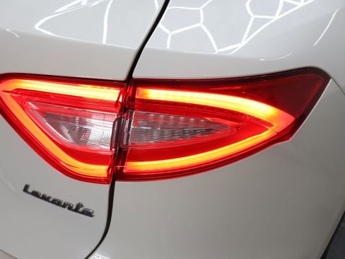 Used 2018 Maserati Levante AWD/4WD image 28