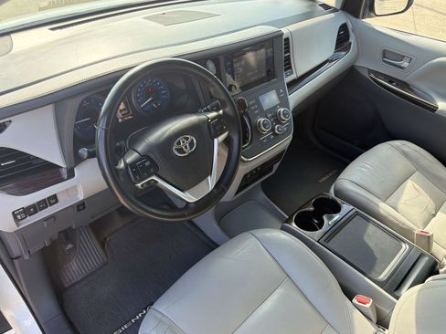 Used 2015 Toyota Sienna XLE Premium FWD image 4
