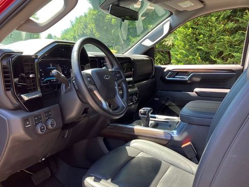 Used 2024 Chevrolet Silverado 1500 LT Trail Boss w/ LT Trail Boss Premium Package AWD/4WD image 4
