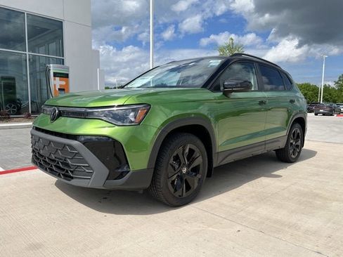 New 2025 Volkswagen Taos SE image 1