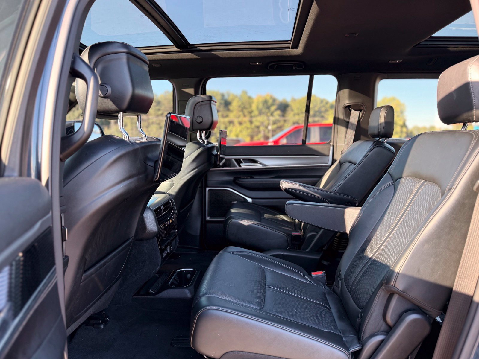 Used 2023 Jeep Wagoneer Series II AWD/4WD image 19