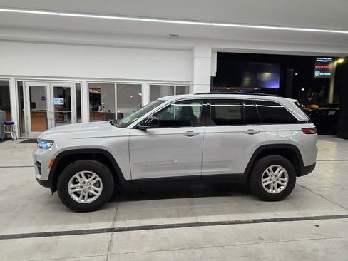 New 2025 Jeep Grand Cherokee Laredo w/ Luxury Tech Group I RWD image 3