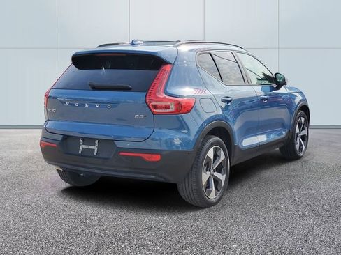 Used 2025 Volvo XC40 B5 Plus image 4