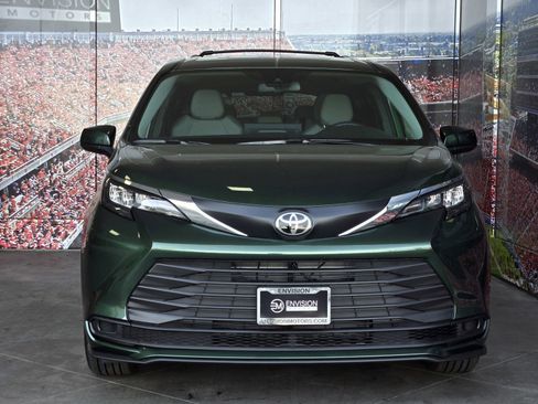 New 2026 Toyota Sienna LE image 2