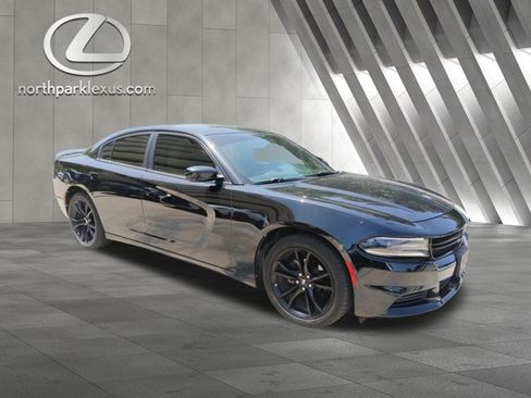 Used 2018 Dodge Charger SXT w/ Blacktop Package RWD image 5