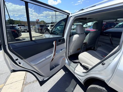 Used 2013 Toyota Highlander Limited AWD/4WD image 19