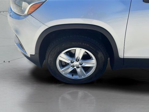 Used 2019 Chevrolet Trax LS AWD/4WD image 21