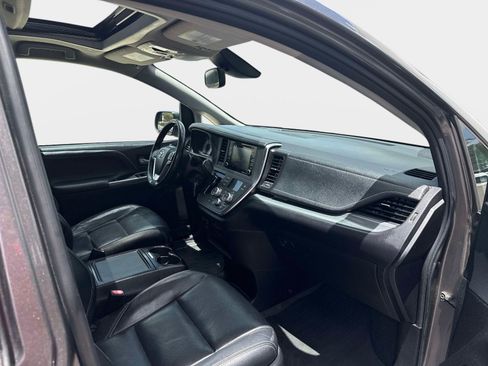 Used 2019 Toyota Sienna SE FWD image 13