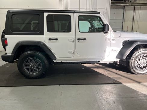 Used 2024 Jeep Wrangler Sport S image 9
