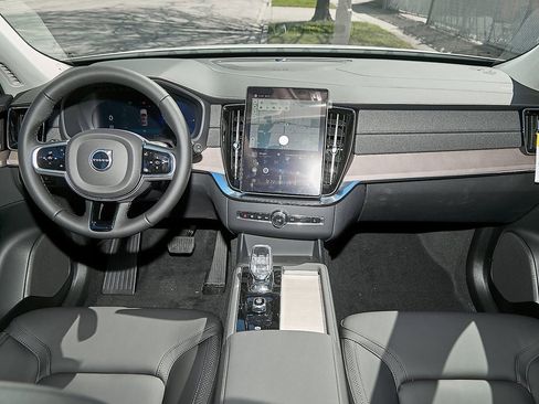 New 2025 Volvo XC90 T8 Plus w/ Protection Package Premier image 24