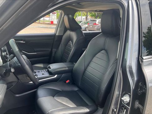 Used 2020 Toyota Highlander XLE FWD image 30