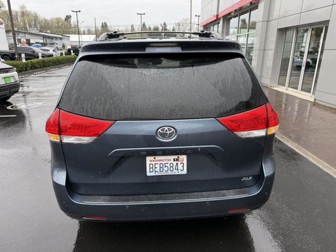 Used 2014 Toyota Sienna XLE w/ Entertainment Package image 4