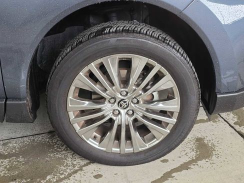 Used 2024 Toyota Venza Limited image 9
