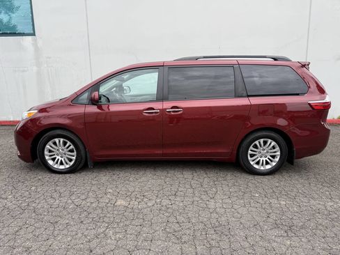Used 2016 Toyota Sienna XLE Premium image 2