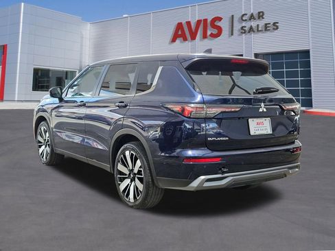 Used 2025 Mitsubishi Outlander SE FWD image 3
