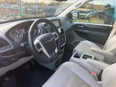 Used 2013 Chrysler Town & Country Touring-L w/ Driver Convenience Group FWD image 20