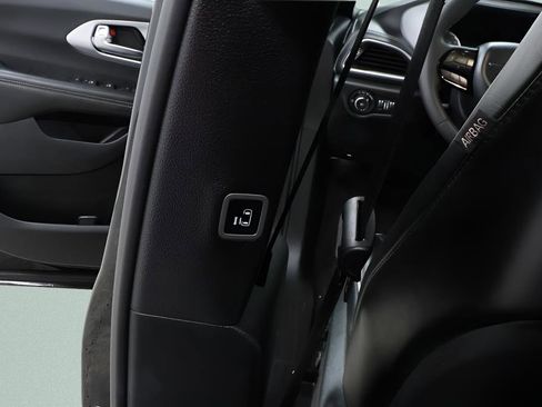 Used 2025 Chrysler Pacifica Limited FWD image 27