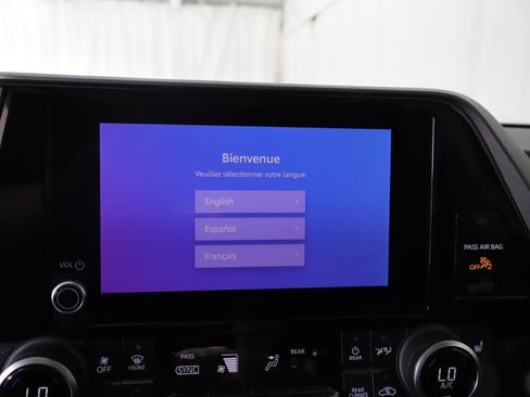 Used 2023 Toyota Highlander XLE AWD/4WD image 16