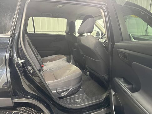 Used 2023 Toyota Highlander L FWD image 12