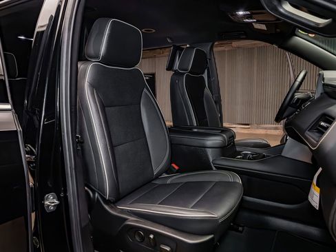 Used 2024 GMC Yukon XL SLT w/ SLT Luxury Package image 28