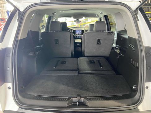 Used 2023 GMC Acadia SLE image 9