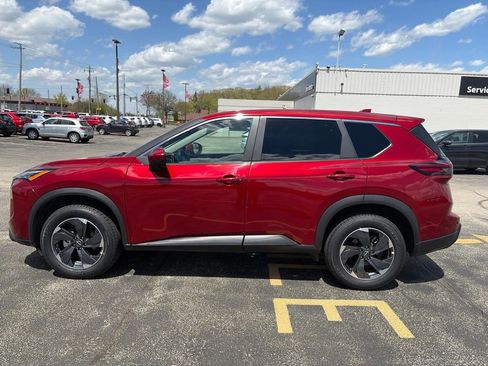 Used 2025 Nissan Rogue SV FWD image 2