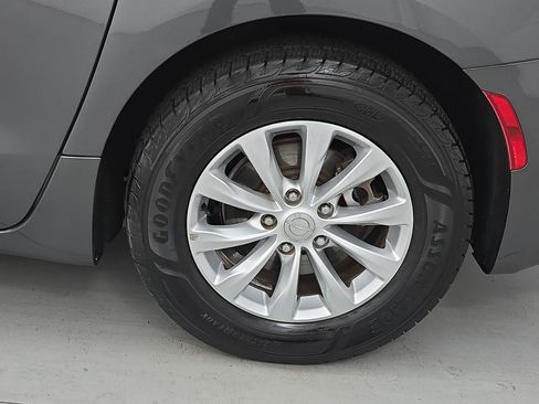 Used 2018 Chrysler Pacifica Touring-L image 34