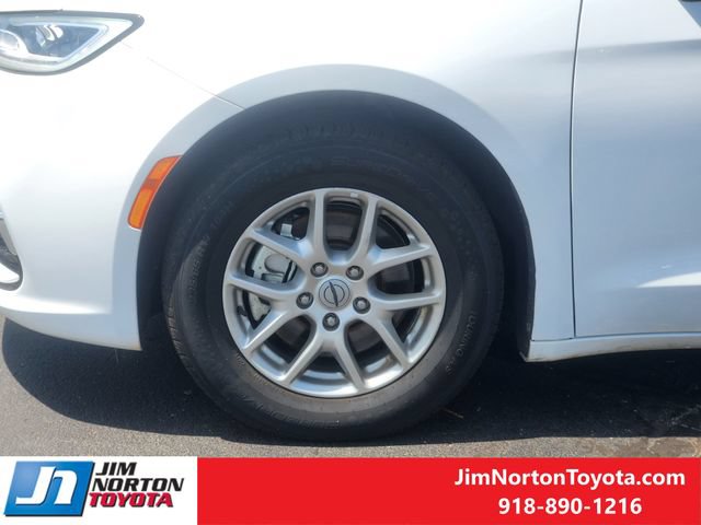 Used 2024 Chrysler Pacifica Touring-L FWD image 12