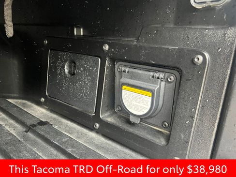 Used 2022 Toyota Tacoma TRD Off-Road image 12
