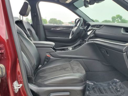 Used 2023 Jeep Grand Cherokee Altitude RWD image 16