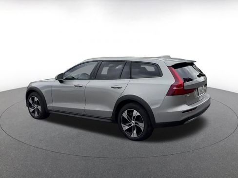 Used 2025 Volvo V60 B5 Cross Country Plus image 10