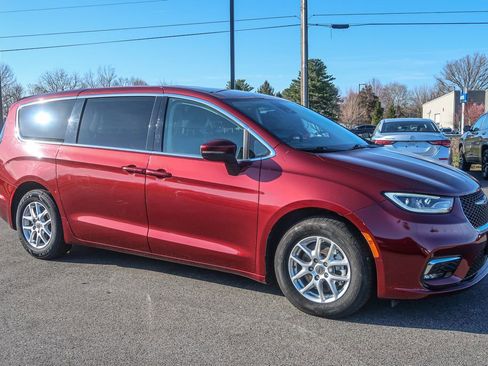 Used 2023 Chrysler Pacifica Touring-L image 8