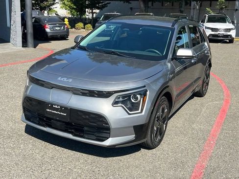 Certified 2023 Kia Niro Wind w/ Wind Preserve Package FWD image 3