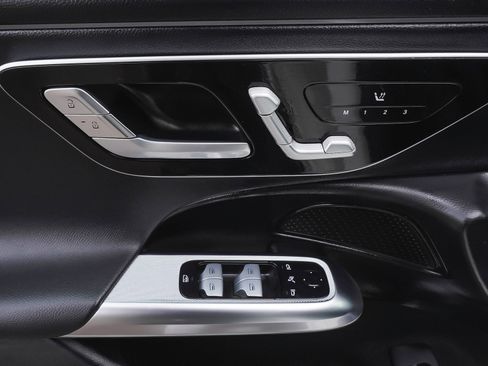 Used 2025 Mercedes-Benz E 350 4MATIC Sedan image 10