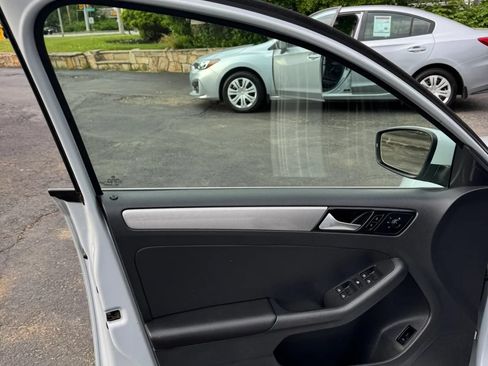 Used 2017 Volkswagen Jetta SE FWD image 32