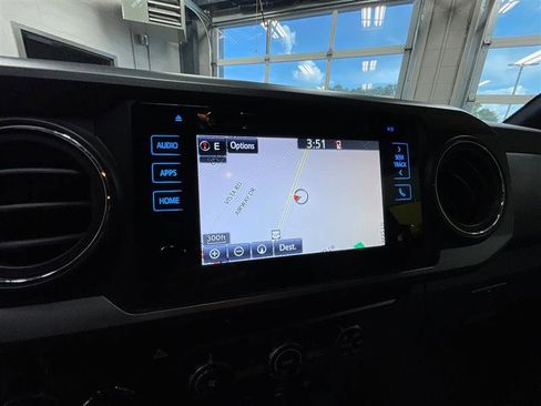 Used 2018 Toyota Tacoma TRD Off-Road w/ Technology Package AWD/4WD image 18