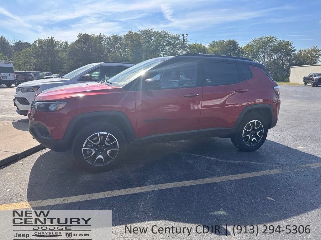 Used 2025 Jeep Compass Trailhawk AWD/4WD image 1