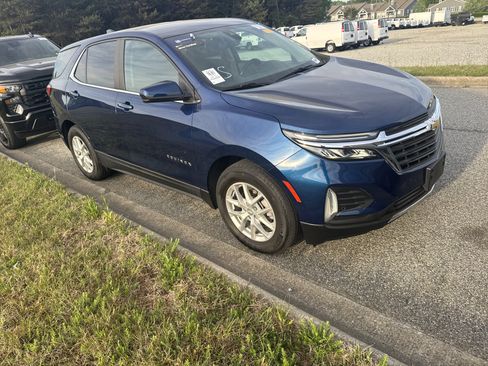 Used 2023 Chevrolet Equinox LT image 2