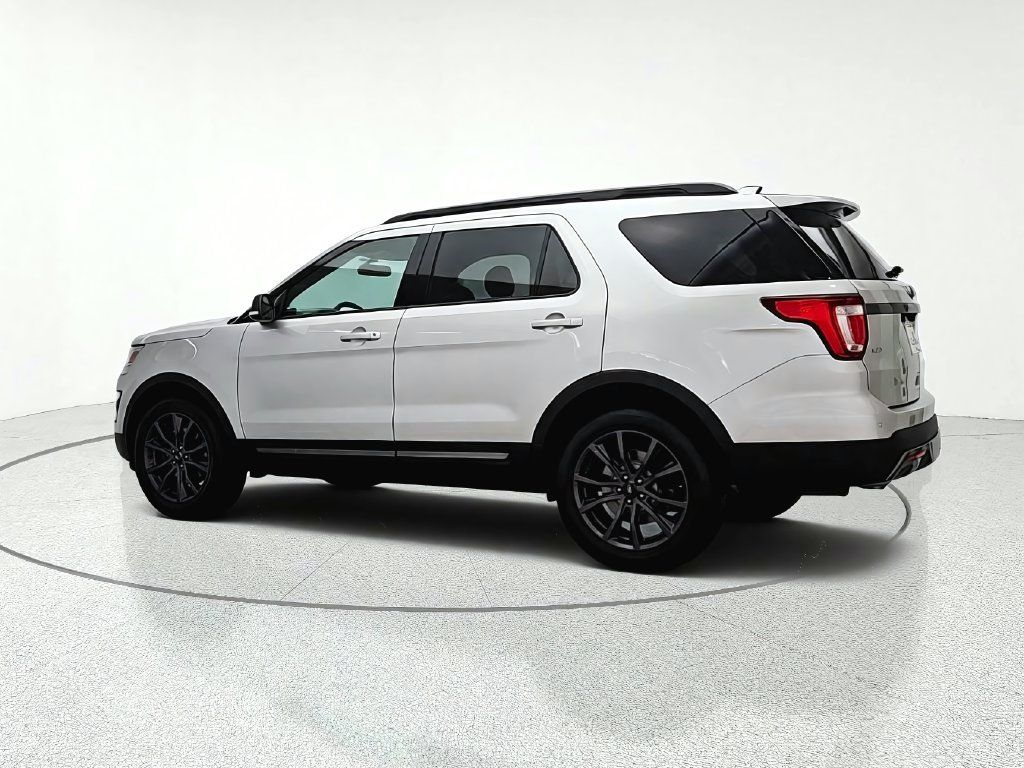 Used 2017 Ford Explorer XLT w/ Equipment Group 202A AWD/4WD image 5