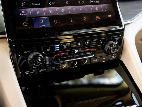 Used 2021 Jeep Grand Cherokee L Limited w/ Luxury Tech Group II image 37