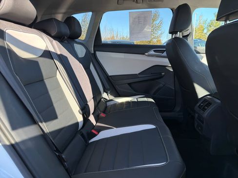 Certified 2025 Volkswagen Taos SEL image 40